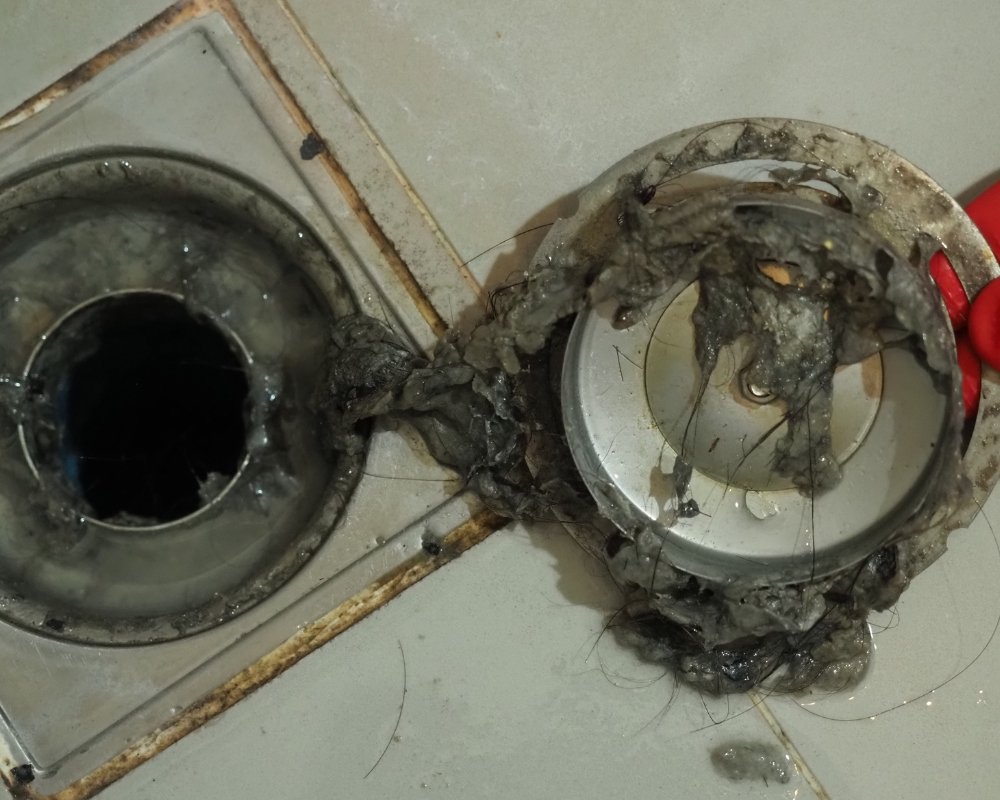 como desentupir o ralo do banheiro usando ingredientes naturais